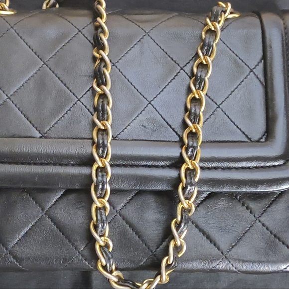 Vintage Chanel Quilted Leather Tassel Flap Bag (1990s Era) | Gold Tassel | Chain - Picture 4 of 10